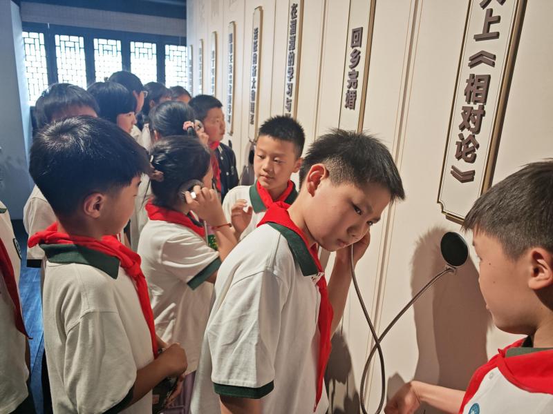 参观故居.jpg 参观故居.jpg